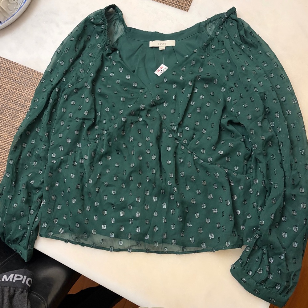 💚 NWT LOFT Emerald Green Metallic Patterned Blouse! 💚